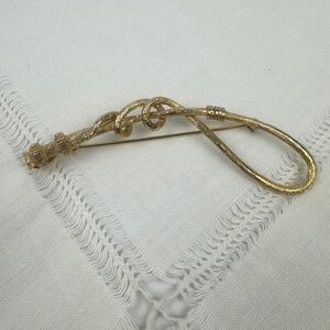 Vintage Les Bernard Thorobred Winners Gold Tone Riding Crop Horse Racing Brooch